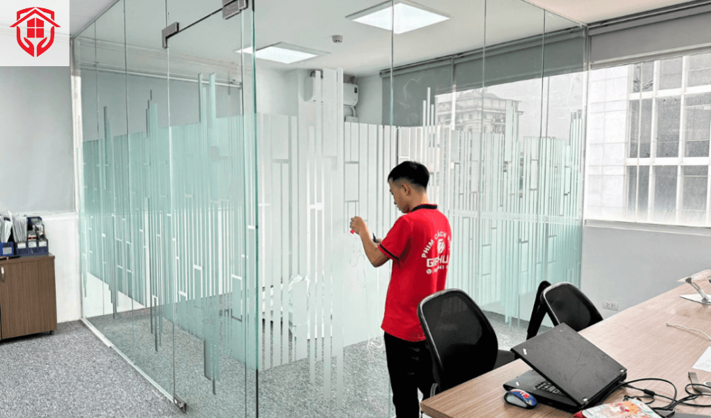 thi công decal dán kính mờ cắt cnc