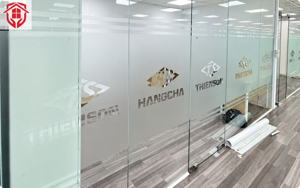 Decal mờ dán kính văn phòng cắt logo kết hợp kẻ line