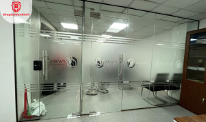 thi công decal dán kính mờ cắt cnc