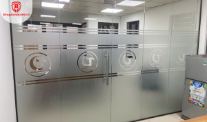 thi công decal dán kính mờ cắt cnc