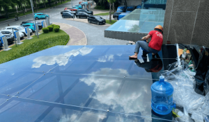 Dán kính giếng trời chống nắng nóng