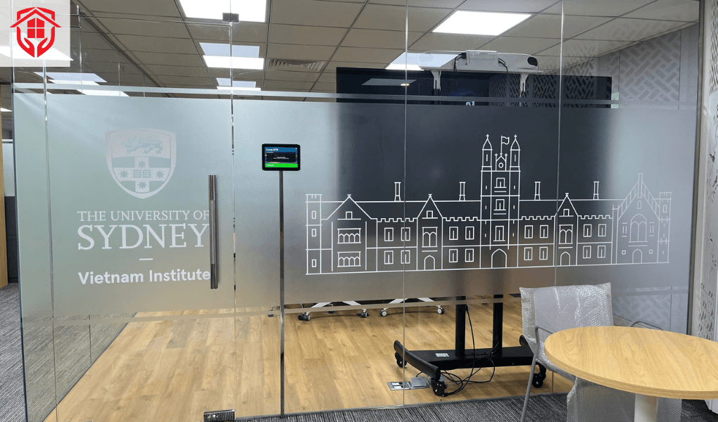 decal dán kính mờ in logo công ty