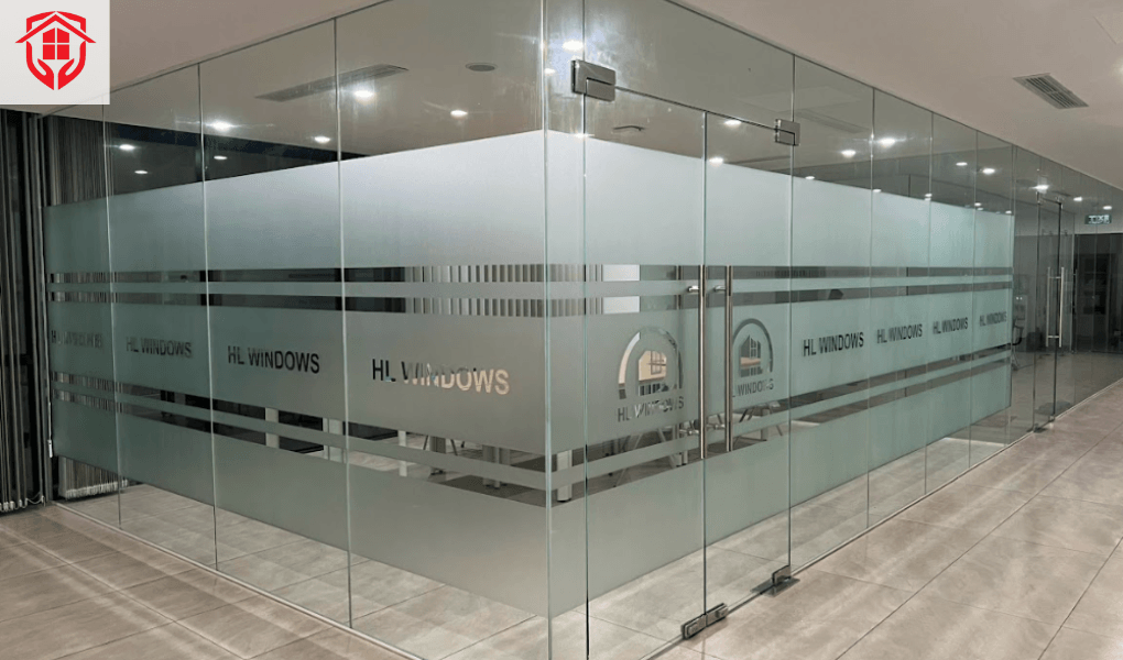 decal mờ tạo không gian riêng tư cho văn phòng