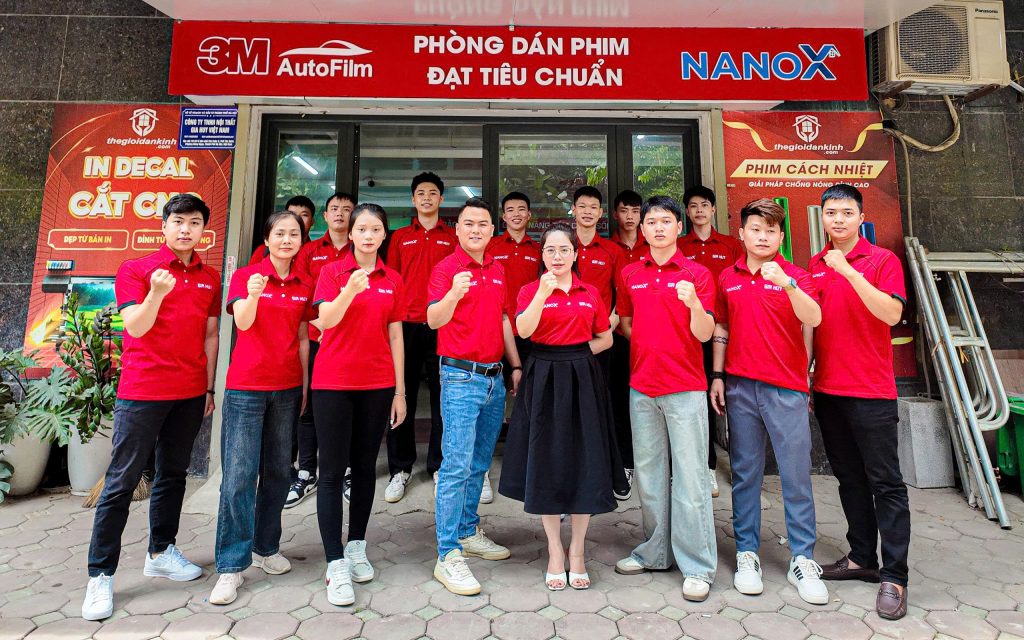 đội ngũ thợ thi công dán phim cách nhiệt Thế Giới Dán Kính chuyên nghiệp