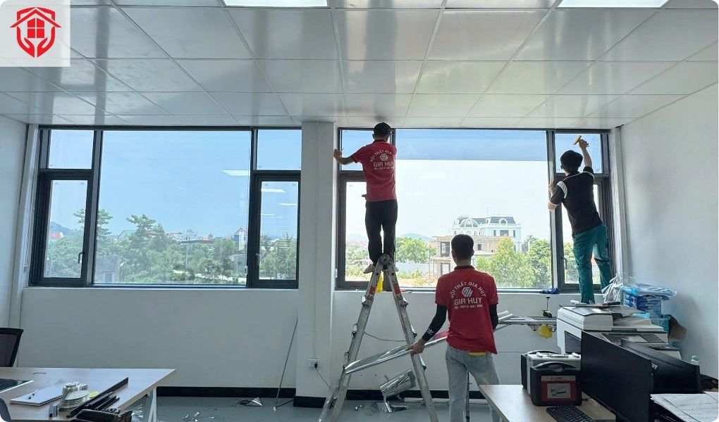 Dán phim cách nhiệt nhà kính chống nắng cho văn phòng