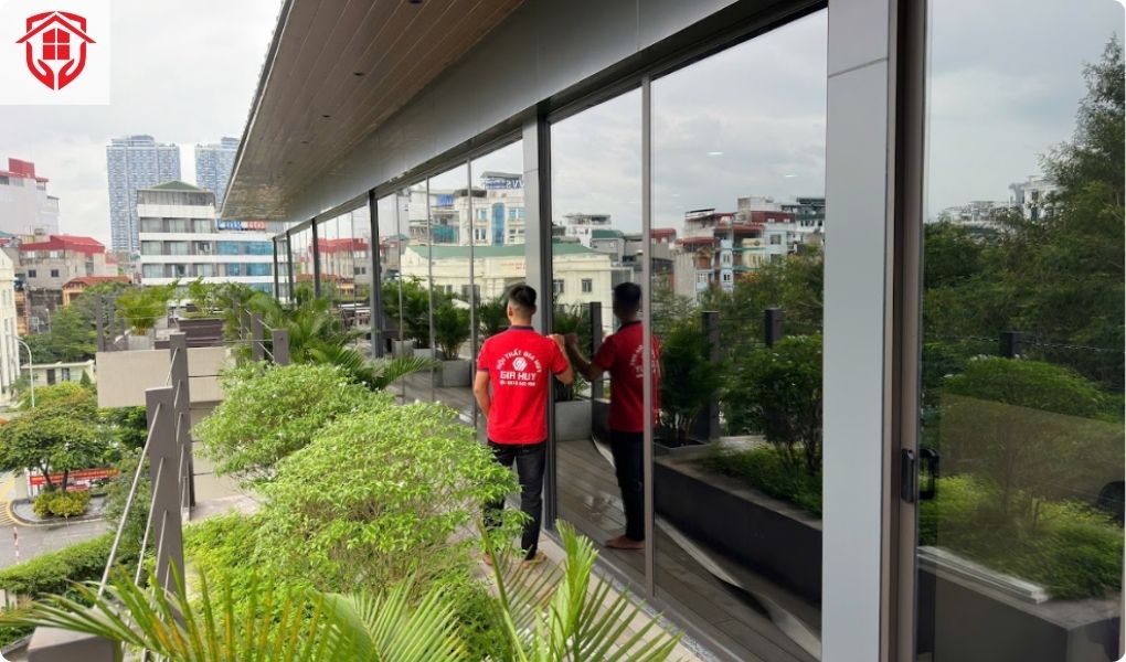 Dán phim cách nhiệt một chiều cho cửa kính ban công
