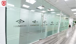 Decal dán kính mờ cắt logo CNC kết hợp kẻ line cho văn phòng