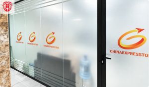 decal mờ in logo nâng tầm không gian văn phòng