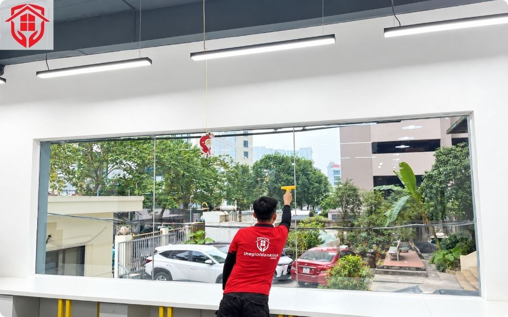 Thi công dán phim cách nhiệt cho kính cửa hàng